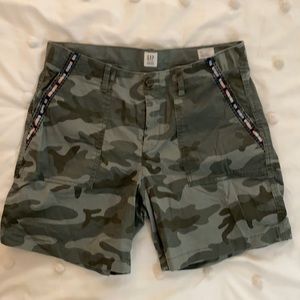 Gap girlfriend camo shorts